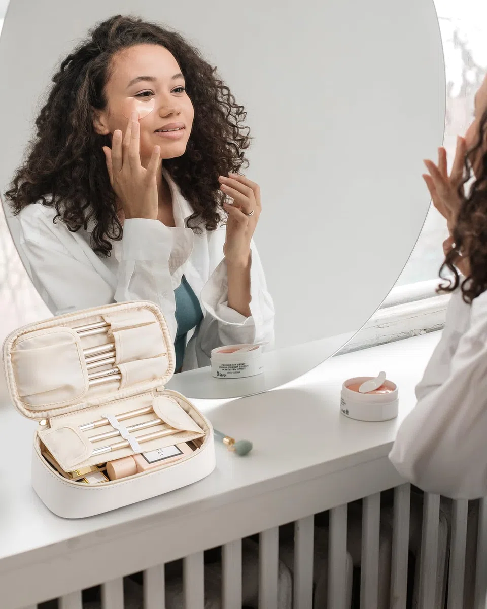 Vlando Trousse de maquillage de voyage petite, sac à maquillage pour femmes, organisateur de sac à cosmétiques portable, trousse de maquillage multifonctionnelle pour femmes en cuir imperméable, Blanc