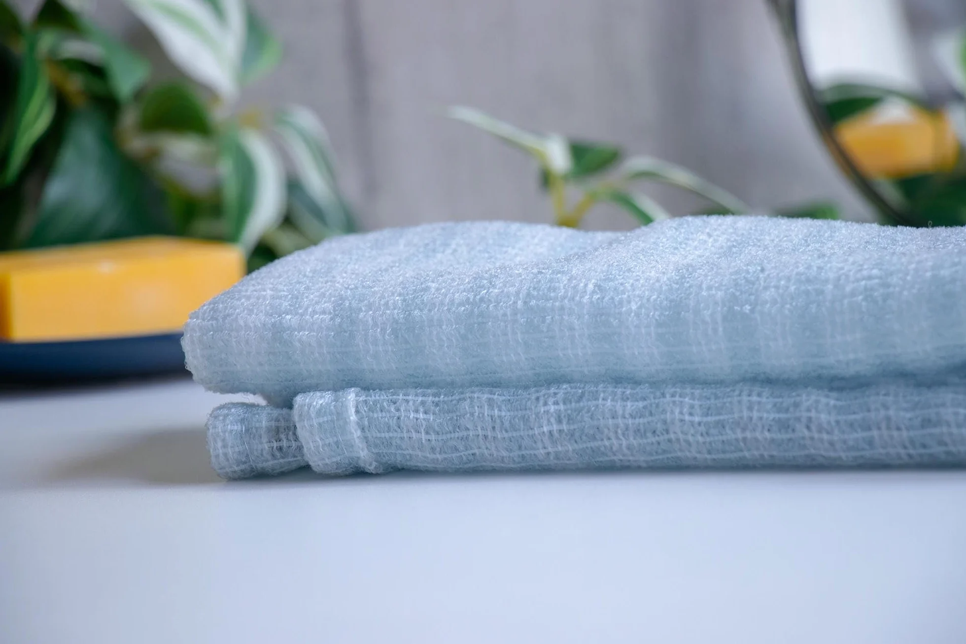 Asayu Japan Serviette Exfoliante pour Tous Types de Peau, Gant de Douche Doux et Résistant, Micro-Mousse, Exfoliation Profonde, Séchage Rapide, Fabriqué au Japon