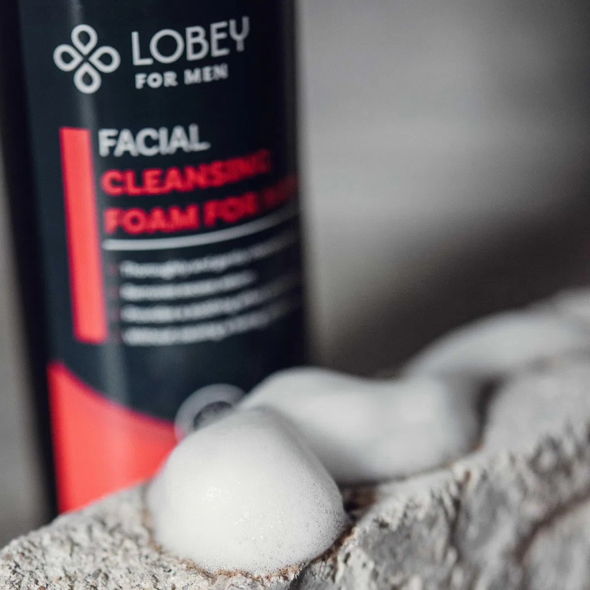 LOBEY Mousse nettoyante pour homme - Nettoyage doux du visage avec BioDtox, glycérine et poivre de Tasmanie - Pour peaux sensibles et après rasage - Naturel et rafraîchissant (150 ml)